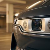 Diese Detailaufnahme macht die komplexe Technologie des autonomen Parkens greifbar und vermittelt gleichzeitig Sicherheit und Präzision, da der Fokus auf den Sensoren liegt, die den Parkvorgang ermöglichen.