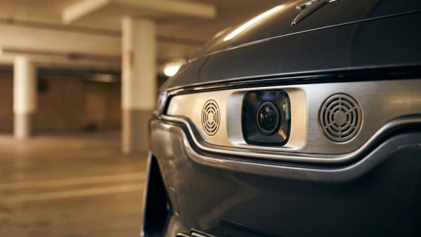 Diese Detailaufnahme macht die komplexe Technologie des autonomen Parkens greifbar und vermittelt gleichzeitig Sicherheit und Präzision, da der Fokus auf den Sensoren liegt, die den Parkvorgang ermöglichen.