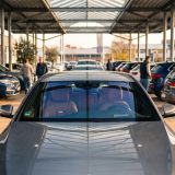 Das Bild verbindet die attraktive Oberfläche eines top aufbereiteten Gebrauchtwagens mit einem bewusst kritisch gesetzten Fokus auf den Kilometerstand. So transportiert es genau die Spannung des Artikels: Ein Auto kann äußerlich perfekt wirken, während die entscheidenden Hinweise auf frühe Defekte oft erst bei genauerem Hinsehen sichtbar werden.