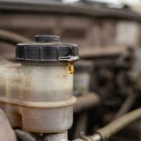 Dieses Bild erzählt die Geschichte von Aufmerksamkeit und Sorgfalt bei der Wartung des Bremssystems, indem es das sensible Element Bremsflüssigkeit in einem intimen Detail zeigt und so Vertrauen und Respekt vor der Technik vermittelt.