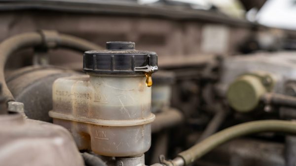 Dieses Bild erzählt die Geschichte von Aufmerksamkeit und Sorgfalt bei der Wartung des Bremssystems, indem es das sensible Element Bremsflüssigkeit in einem intimen Detail zeigt und so Vertrauen und Respekt vor der Technik vermittelt.