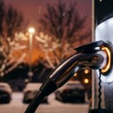 Diese Aufnahme zeigt die emotionale Erleichterung durch automatisches Laden – das vertraute Einstecken wird zum Moment der Ruhe und Zuverlässigkeit im Winter, fern von Ladefrust.