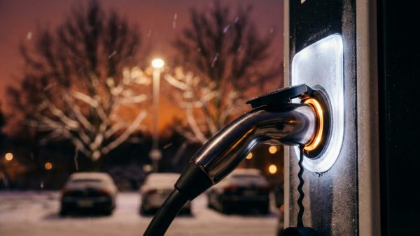 Diese Aufnahme zeigt die emotionale Erleichterung durch automatisches Laden – das vertraute Einstecken wird zum Moment der Ruhe und Zuverlässigkeit im Winter, fern von Ladefrust.