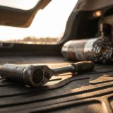 Diese Aufnahme zeigt das unverzichtbare Werkzeug in seiner Materialität und Funktion, vermittelt Ruhe und Vertrauen in die Vorbereitung auf Pannen.