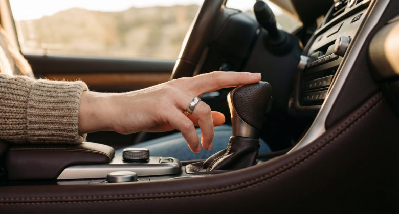 Dieses Bild transportiert die emotionale Botschaft von bewusster Kontrolle und Ruhe beim Fahren – essenziell für kraftstoffsparendes Verhalten. Die Nahaufnahme schafft Nähe und veranschaulicht die feinen Eingriffe, die im Alltag viel bewirken.