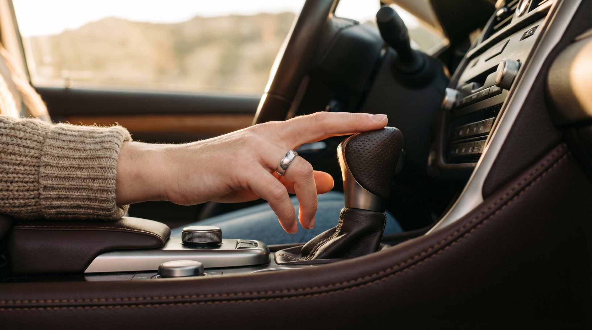 Dieses Bild transportiert die emotionale Botschaft von bewusster Kontrolle und Ruhe beim Fahren – essenziell für kraftstoffsparendes Verhalten. Die Nahaufnahme schafft Nähe und veranschaulicht die feinen Eingriffe, die im Alltag viel bewirken.