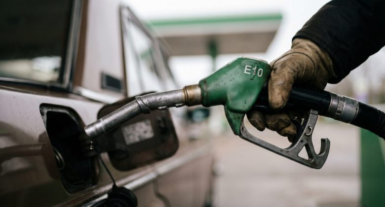 Die Nahaufnahme vermittelt Intimität und Konzentration auf die Wahl des Kraftstoffs, hebt den praktischen und persönlichen Aspekt der Effizienz hervor.