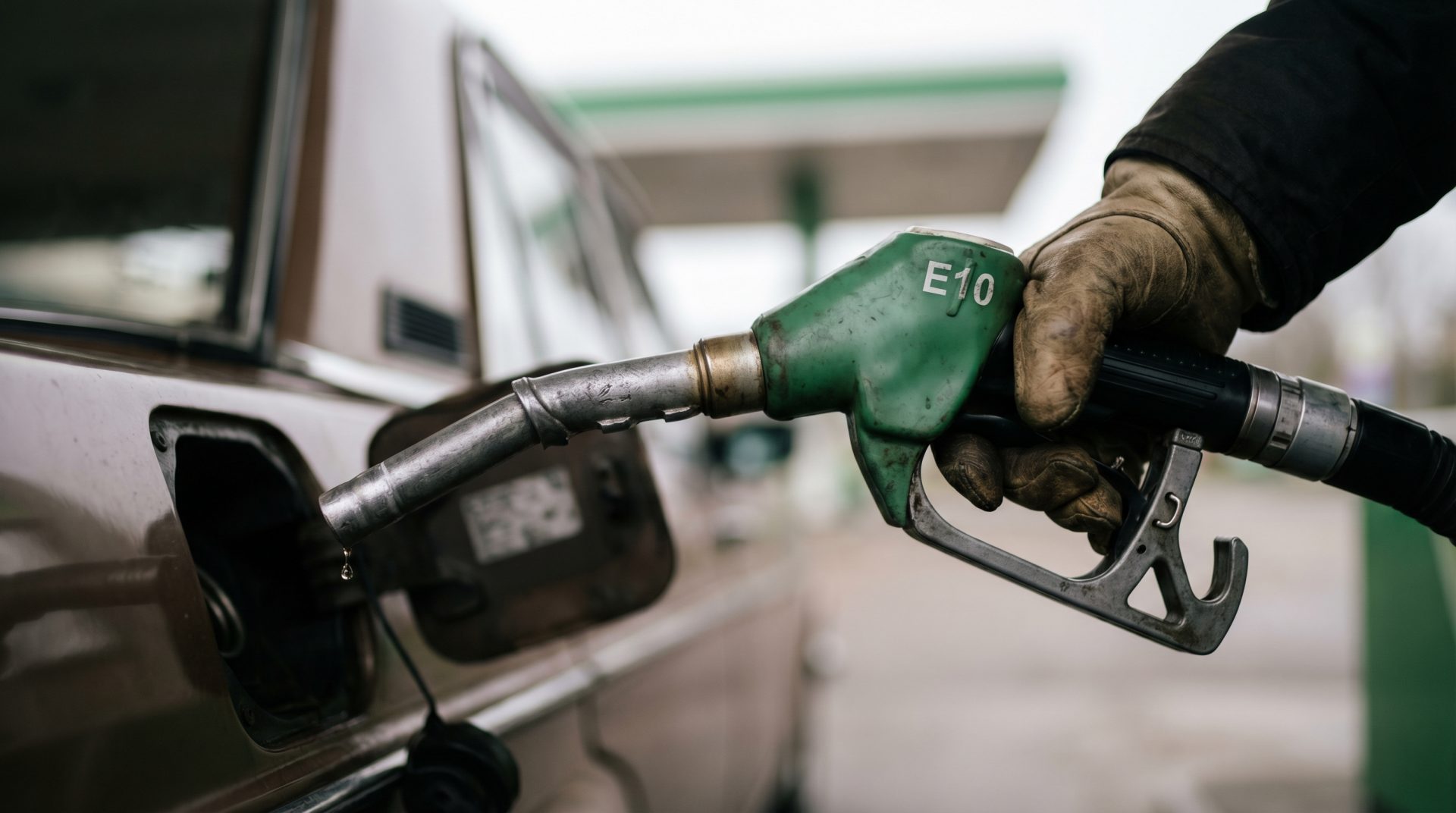 Die Nahaufnahme vermittelt Intimität und Konzentration auf die Wahl des Kraftstoffs, hebt den praktischen und persönlichen Aspekt der Effizienz hervor.