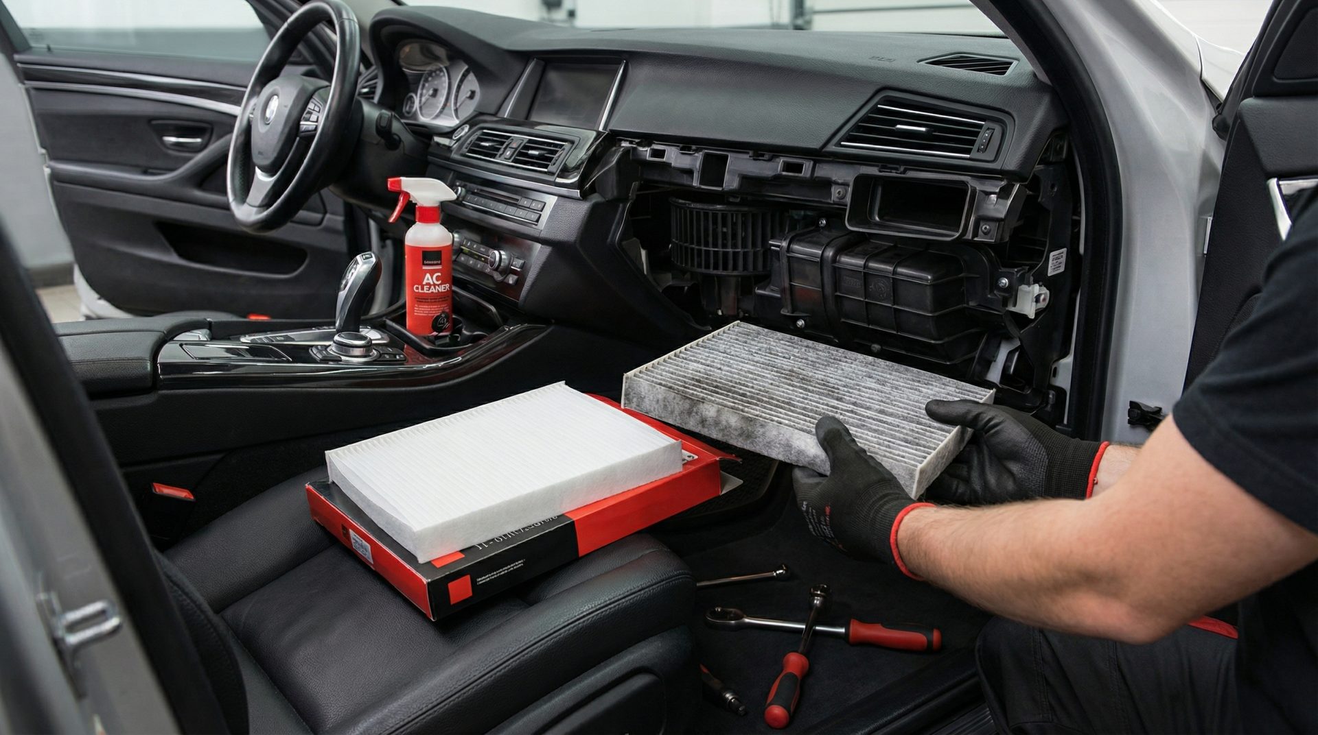 Ein verschmutzter Innenraumfilter wird aus der Klimaanlage entfernt und durch einen neuen ersetzt, um Schimmel im Auto zu&hellip;