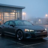 Das Bild übersetzt das Thema TÜV visuell in einen modernen, glaubwürdigen Moment kurz vor der Fahrzeugprüfung. Die ruhige, leicht gespannte Morgenstimmung vermittelt Vorsorge, Kontrolle und Vorbereitung – genau passend zu einem Artikel darüber, welche Punkte man jetzt prüfen lassen sollte.