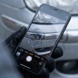 Das Bild stellt das präzise Festhalten von Beweisen in den Mittelpunkt und vermittelt die emotionale Bedeutung von Sorgfalt und Klarheit in der Unfallnachbereitung.