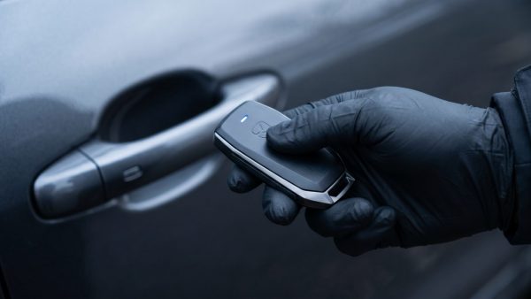 Das Bild vermittelt die konzentrierte Spannung in dem Moment, wenn die Funkfernbedienung nur schwach reagiert, und hebt die moderne, hochwertige Technik hervor, die überprüft wird.