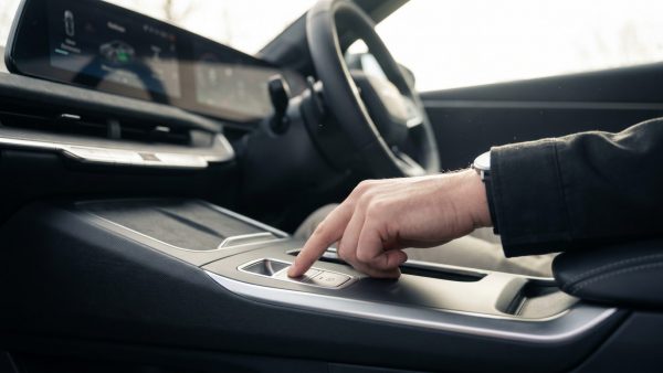 Diese Nahaufnahme vermittelt die ruhige Präzision und moderne Technik beim ersten Schritt der Prüfung der elektrischen Parkbremse und erzeugt Vertrauen und Konzentration.