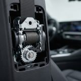 Diese Nahaufnahme macht die komplexe, moderne Technik des Gurtaufrollers sichtbar und vermittelt Vertrauen in die Sicherheitstechnik und Präzision, die hinter scheinbar einfachen Komponenten steckt.