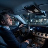 Das Motiv visualisiert das Problem des Artikels sofort und verständlich: eine ausgefallene Innenbeleuchtung im Auto. Der dunkle Innenraum, das aktive Cockpit und der gezielte Fokus auf die defekte Deckenleuchte schaffen eine realistische Fehlersituation, die technisch wirkt und zugleich hochwertig genug für ein modernes Magazinbild ist.