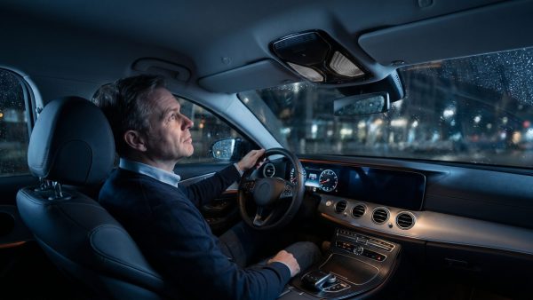 Das Motiv visualisiert das Problem des Artikels sofort und verständlich: eine ausgefallene Innenbeleuchtung im Auto. Der dunkle Innenraum, das aktive Cockpit und der gezielte Fokus auf die defekte Deckenleuchte schaffen eine realistische Fehlersituation, die technisch wirkt und zugleich hochwertig genug für ein modernes Magazinbild ist.